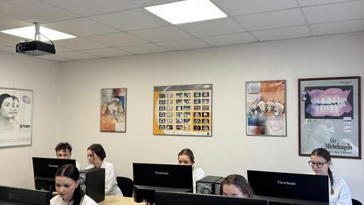 Máte záujem študovať zubnú techniku? Tu sú všetky informácie o študijnom programe Zubná technika na jednom mieste