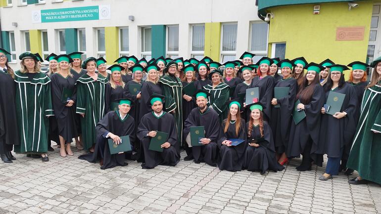 PROMOČNÁ SLÁVNOSŤ ÚSPEŠNÝCH ABSOLVENTOV