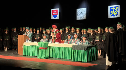 Slávnostná promócia absolventov v Rožňave: Dôstojné zavŕšenie rokov štúdia, úsilia a služby človeku