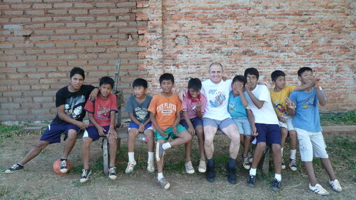 Od teórie k pomoci v Afrike: Objavte program, ktorý už 25 rokov formuje generácie profesionálnych humanitárnych pracovníkov