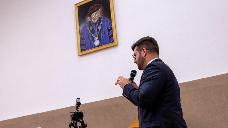 Na fotografie riaditeľ vysokej školy Michal Krčméry.