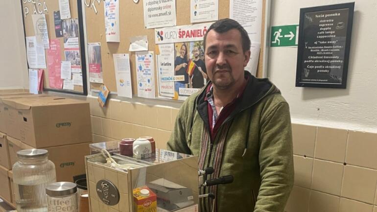 Káva pre dobrú vec: Ako Vysoká škola sv. Alžbety a Peter menia pohľad na pomoc ľuďom bez domova