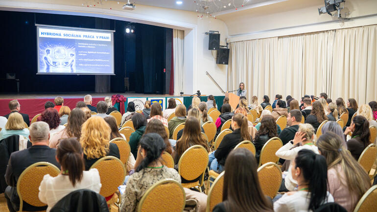 Odborníci v Rožňave diskutovali o etike a dôstojnosti v sociálnej práci