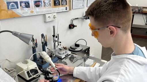 Máte záujem študovať zubnú techniku? Tu sú všetky informácie o študijnom programe Zubná technika na jednom mieste