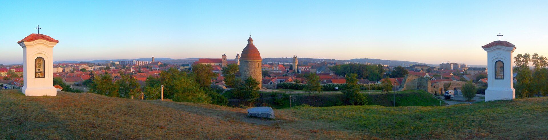 Panoráma Skalice z Kalvárie s rotundou a historickým centrom